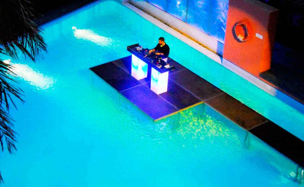 Escenario DJ sobre el agua